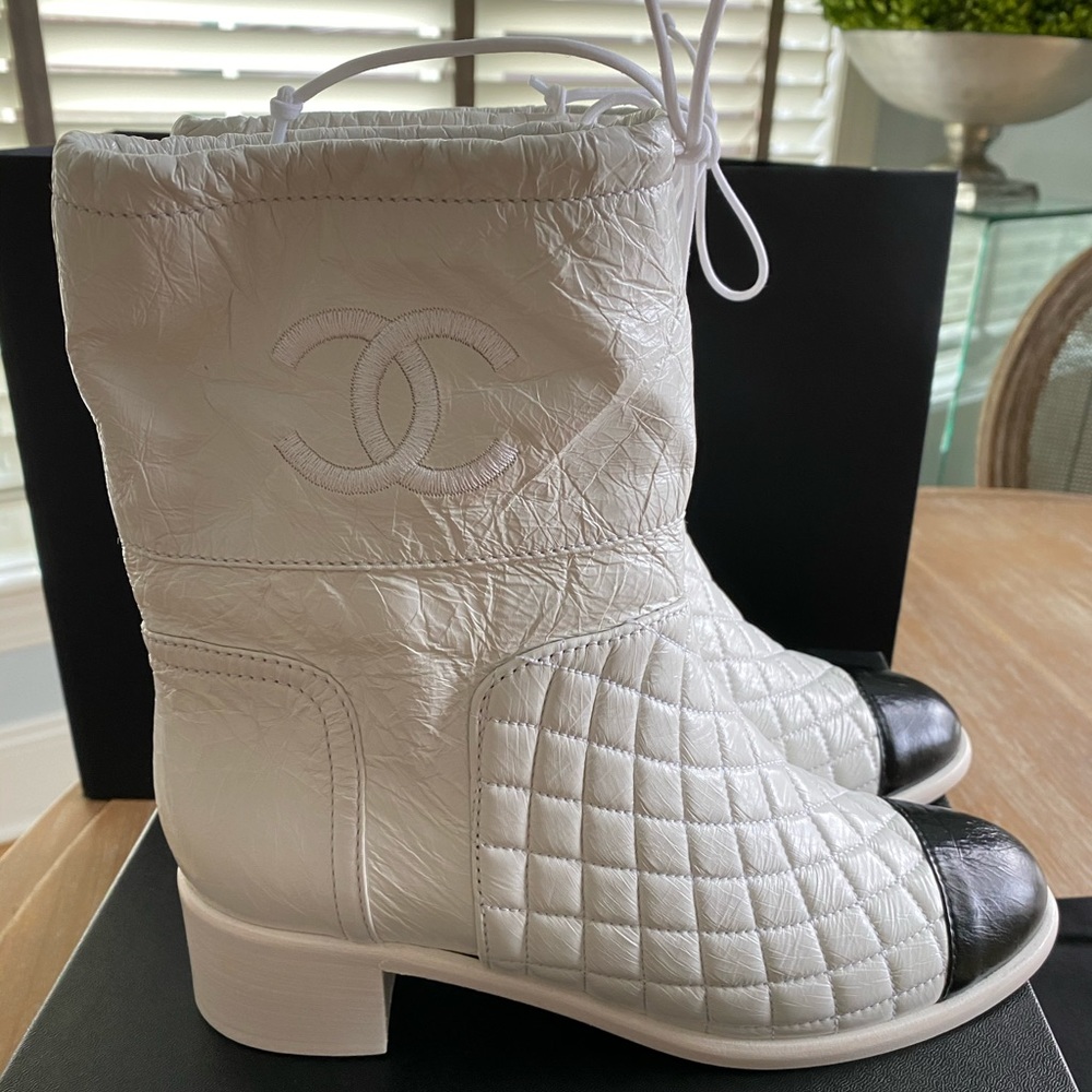 Chanel white and black calfskin boots 39